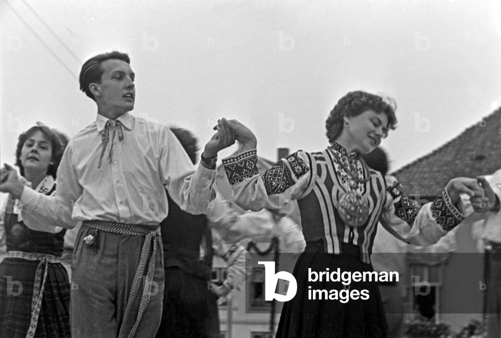 "Coppia di costumi che ballano al Volksfest" 1960