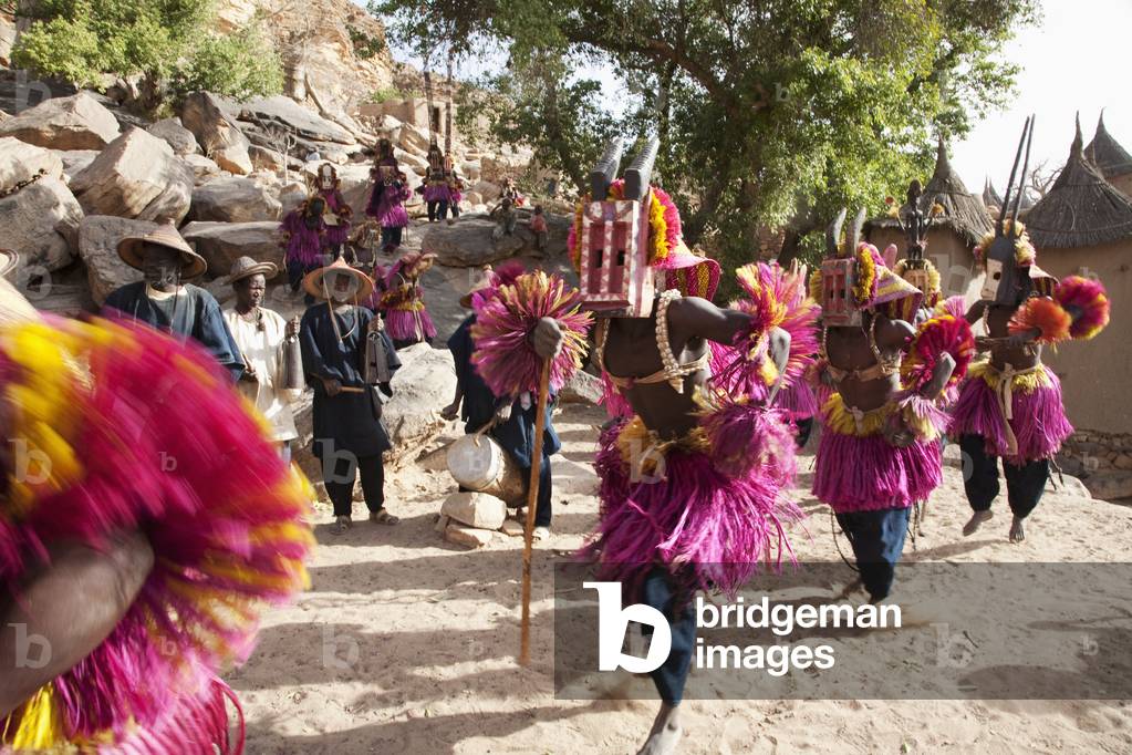 I ballerini indossano maschere Kananga si esibiscono alla festa di Dama a Tireli, Mali (foto)