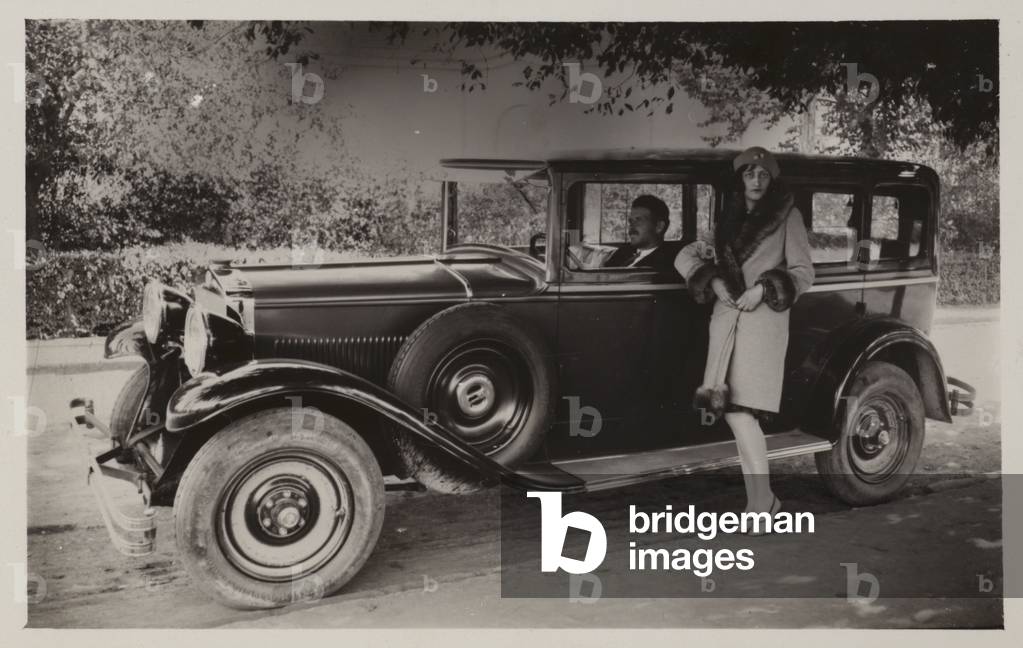 Uomo e donna davanti e in macchina, villaggio di Bankya, vicino a Sofia, Bulgaria, 1928 (foto b/n)