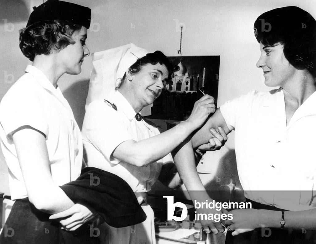 Immagine di Fotografia "Hostess che si vaccinano contro il vaiolo variola 8 ottobre 1960" 1960 di Unknown phot
