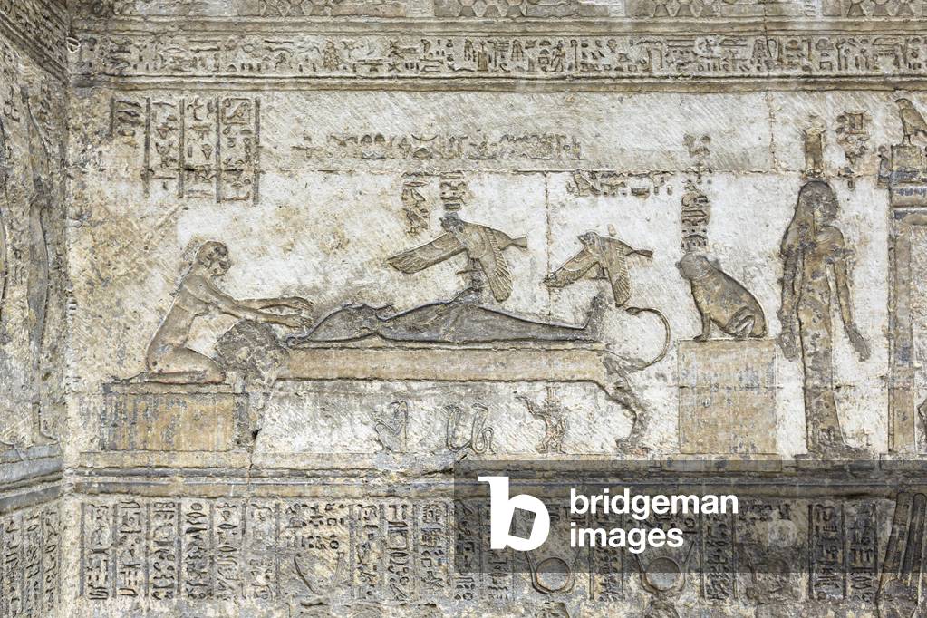 Rilievo raffigurante mummificazione di Isis, santuario al primo piano, tempio di Hathor, Dendara, Egitto