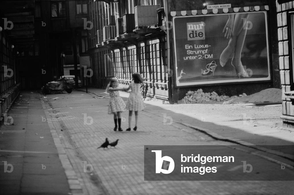 Image de Photographie représentant Filles dansantes (n/b photo)