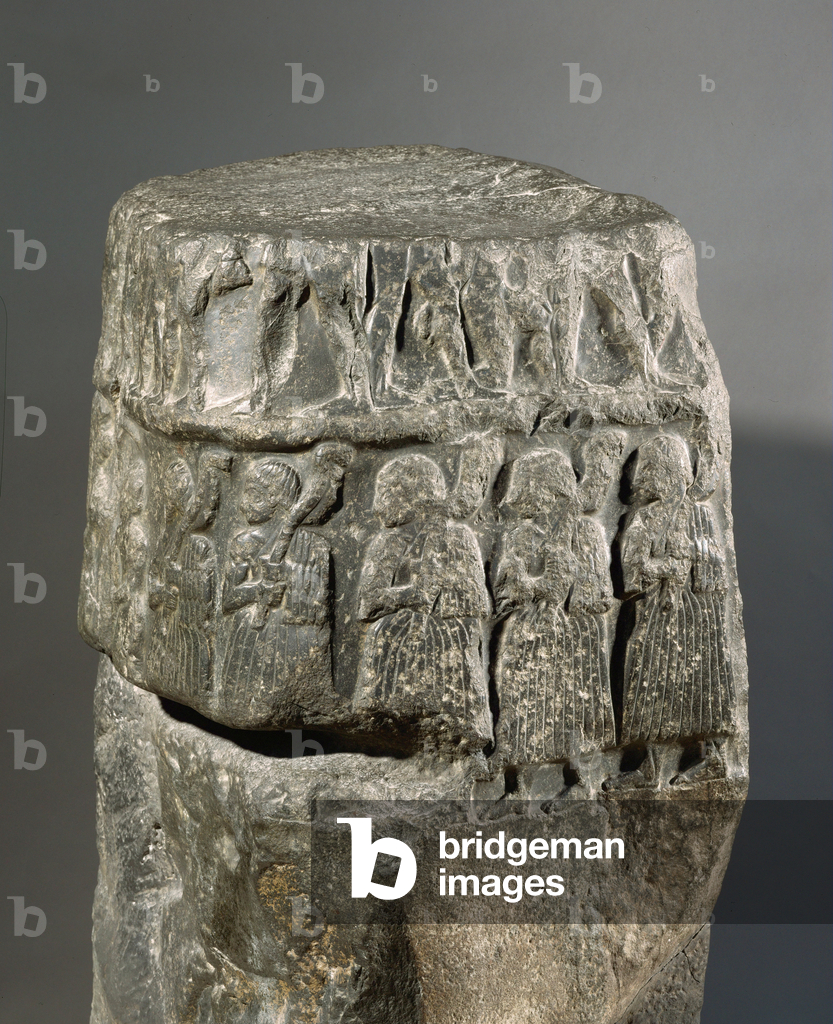 Siegesstele von Sargon I., König von Akkad, mit marschierenden Gefangenen und bewaffneten Kriegern ...