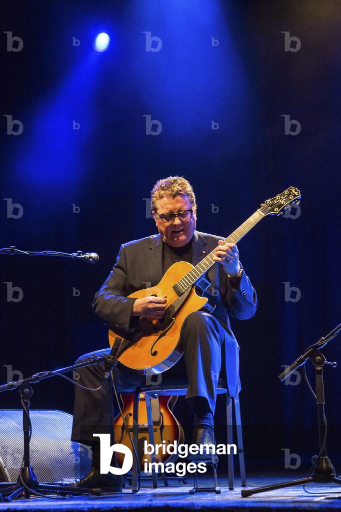 Bild von Fotografie "Die Gitarristen Tommy Emmanuel & Martin Taylor arbeiten für ein Konzert im Empire Shepher