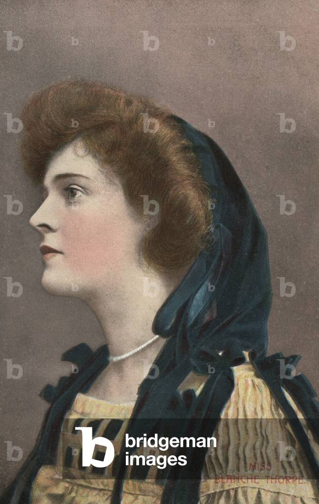 Mädchen in einer blauen Kapuze (Farbfoto)