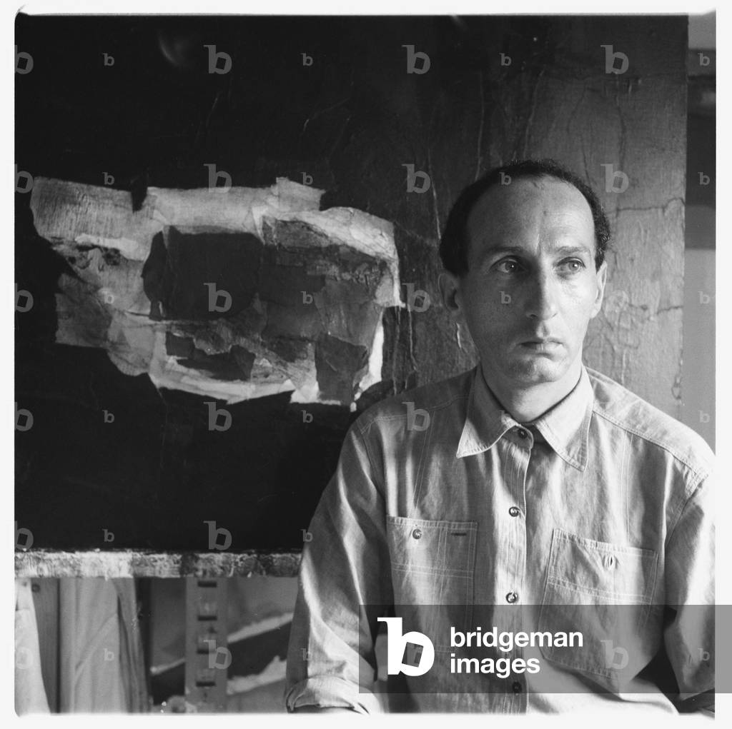 Eugenio Carmi nel suo studio, possibilmente Roma Italia, metà degli anni '60 (foto b/n)