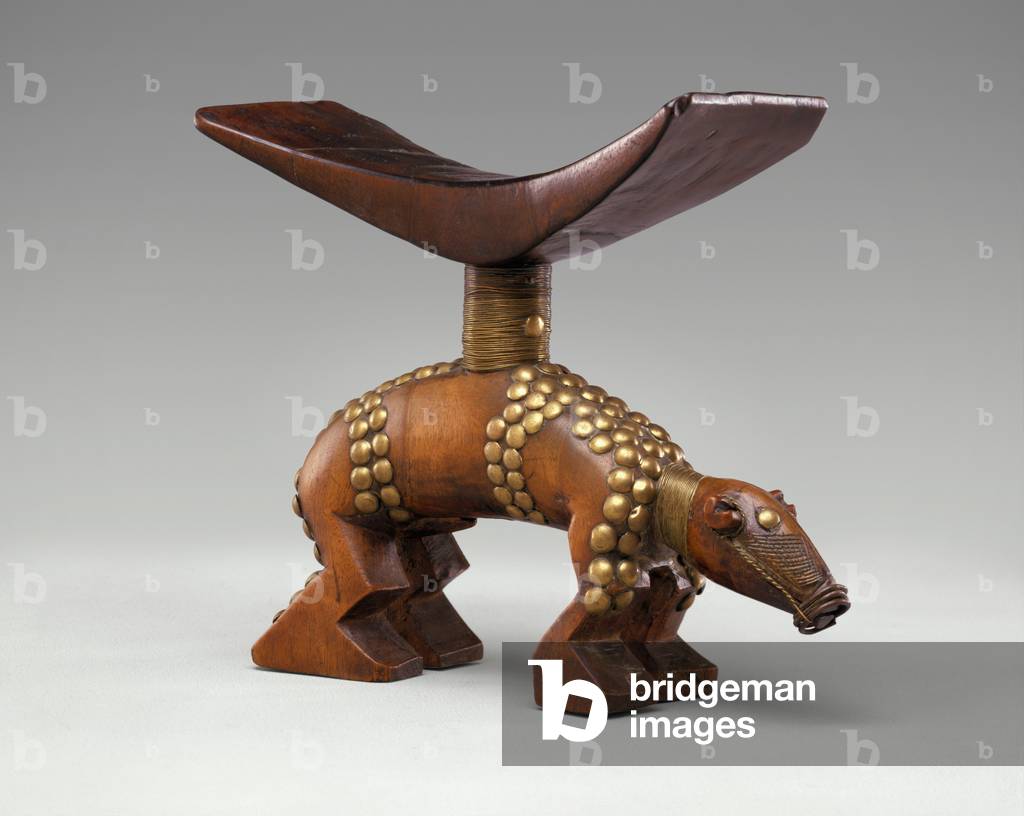 Poggiatesta (legno, borchie in ottone, filo di rame e ottone)