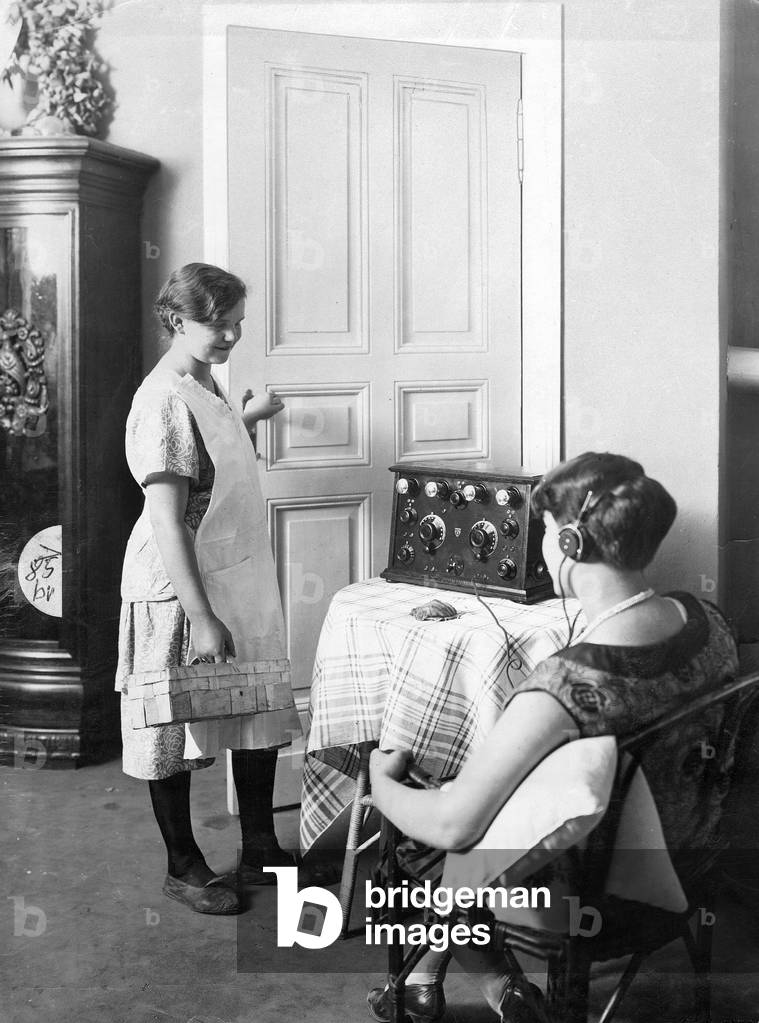 Immagine di Fotografia "Servendo ragazza" 1930, b/w