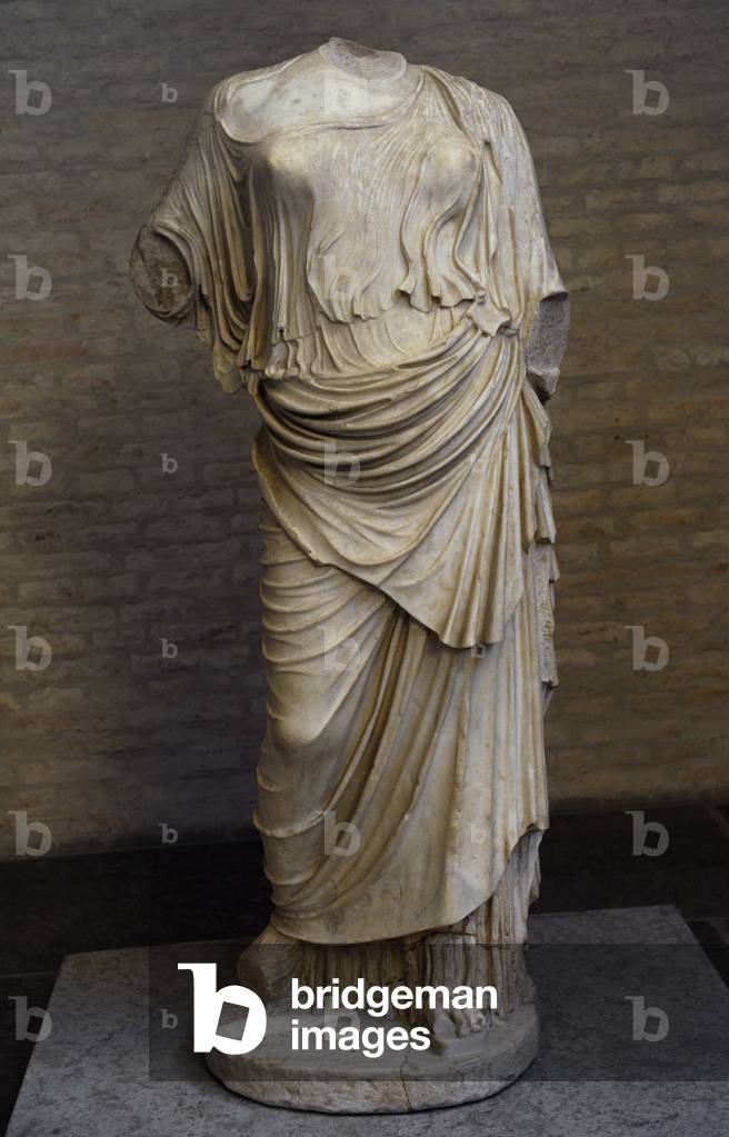 "Statua di una dea. Opera romana dopo originale circa 420 a.C. Gliptothek. Monaco di Baviera."