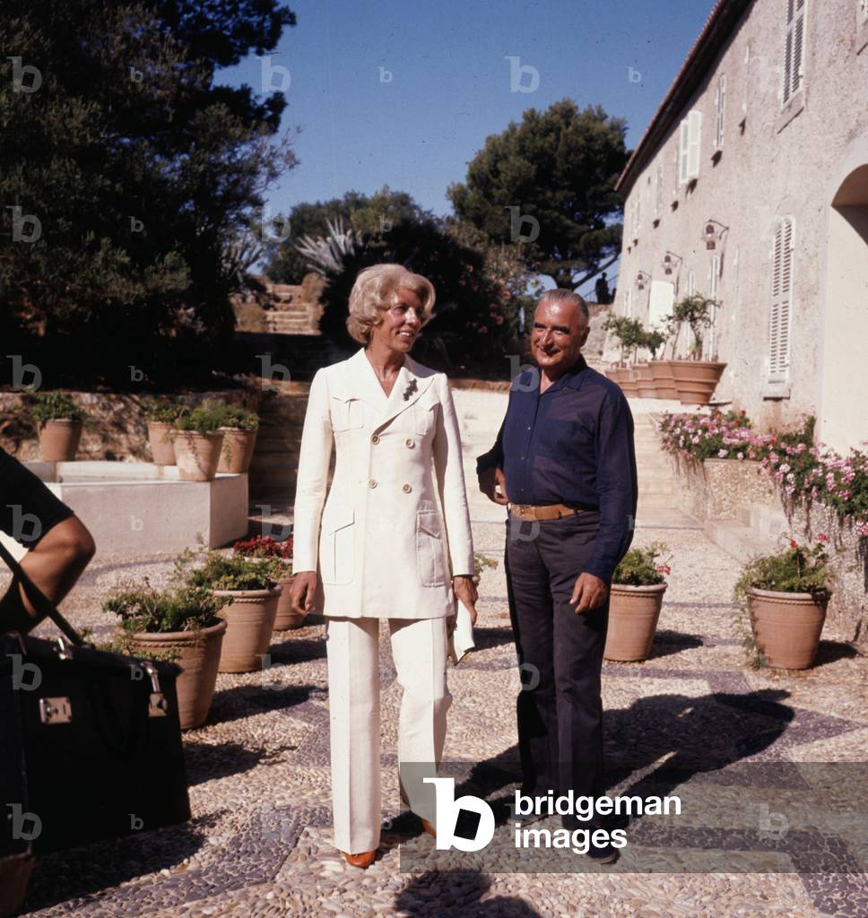 Bild von Fotografie "Der französische Präsident Georges Pompidou mit seiner Frau Claude im Bregancon Fort" 197