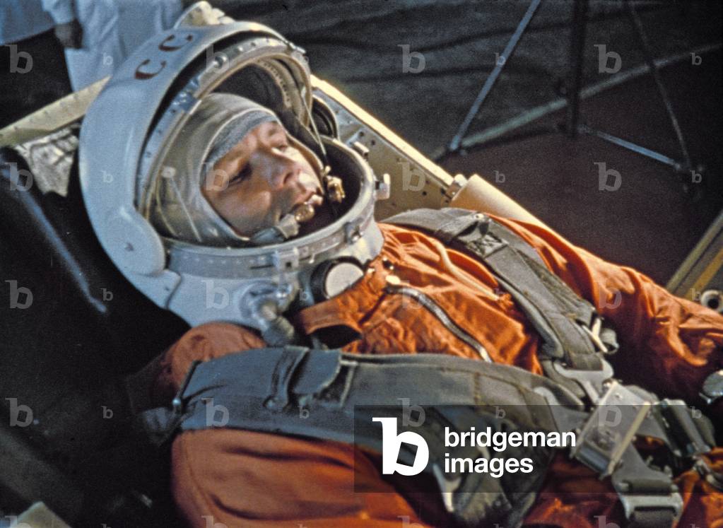 "Cosmonauta Yuri Gagarin durante i controlli dell'ultimo minuto dei sistemi di controllo Vostok I prima del la