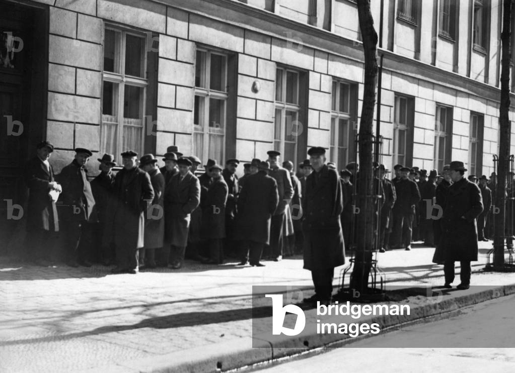 Queue for lunch, 1929-1932