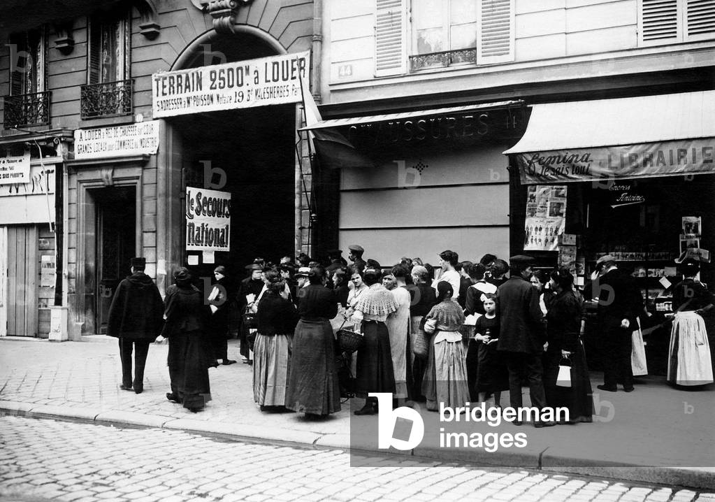 Immagine di Fotografia "Di fronte alla scarsità di cibo causata dalla prima guerra mondiale" 1914, b/w