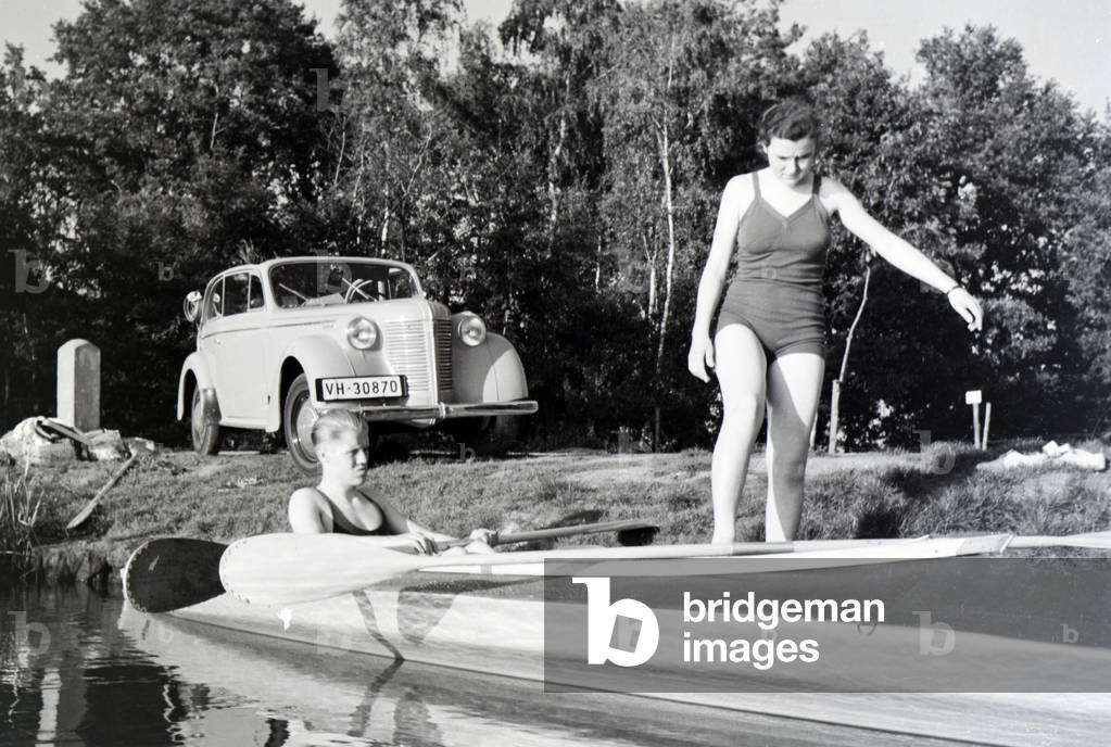 Bild von Fotografie "Junges Paar Vorbereitung auf Paddeln in einem Boot auf einem See", b/w