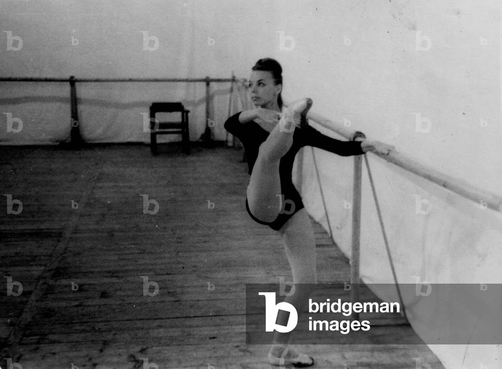 Adagio - classe di balletto al Teatro Bolshoi, Mosca, anni '70 (foto b/n)