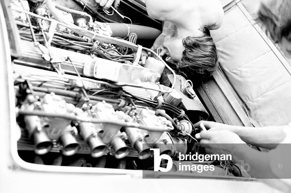Immagine di Fotografia "Crlo Facetti guardando la Ferrari 365GTB/4 Michelotti Engine", b/w