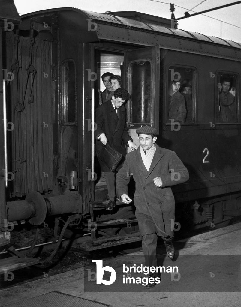 Immagine di Fotografia "Lavoratori in treno"