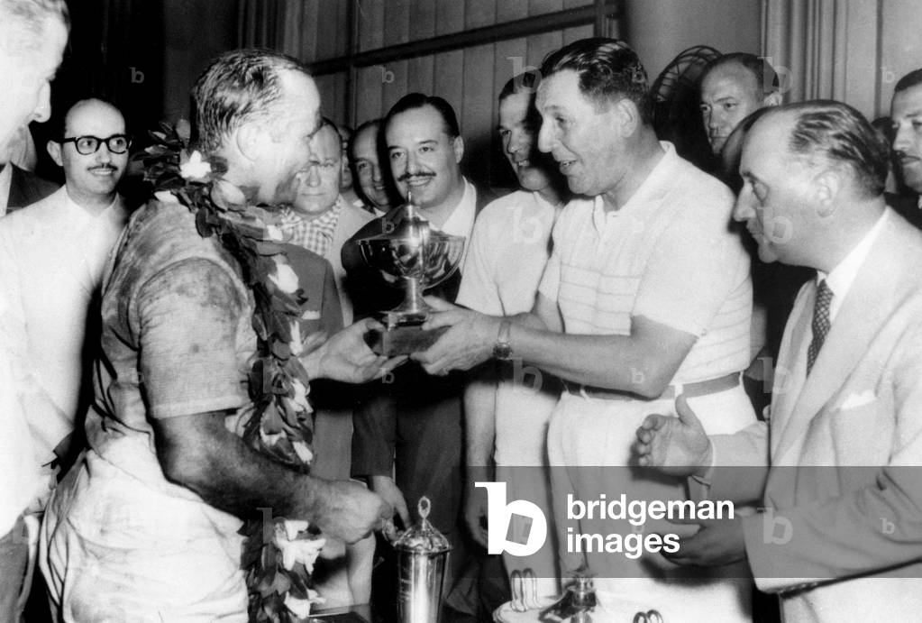 Immagine di Fotografia "Il Presidente argentino Juan Peron consegna la coppa della vittoria al pilota Fangio 2