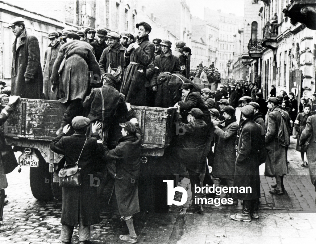 Immagine di Fotografia "Uomini ebrei vengono trasportati dai soldati della Wehrmacht ai luoghi di lavoro fuori