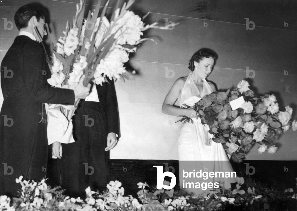 "Lida Baarova all'Esposizione Mondiale di Parigi" 1937, b/w