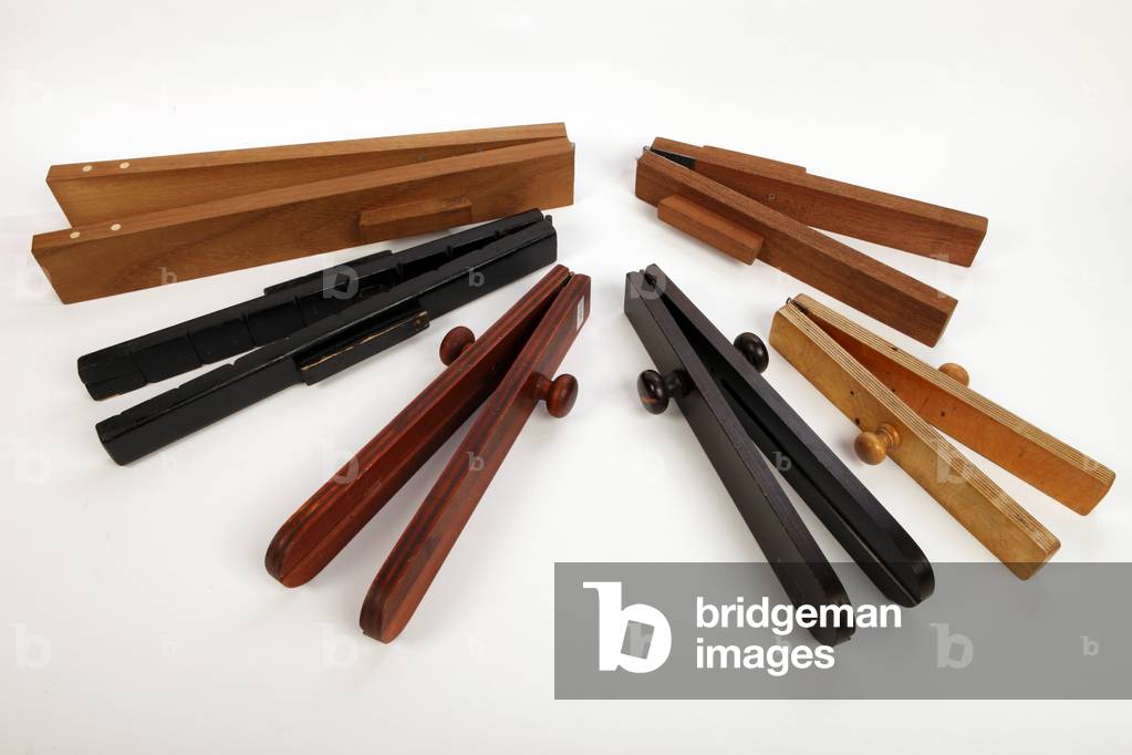 Immagine di Fotografia "Una collezione di fruste in legno" di Chris Stock