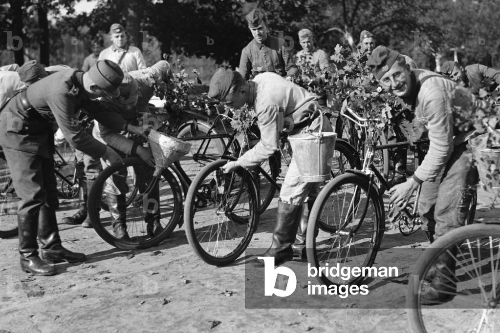 Les membres de la SAR nettoient leurs bicyclettes 1937, b/w