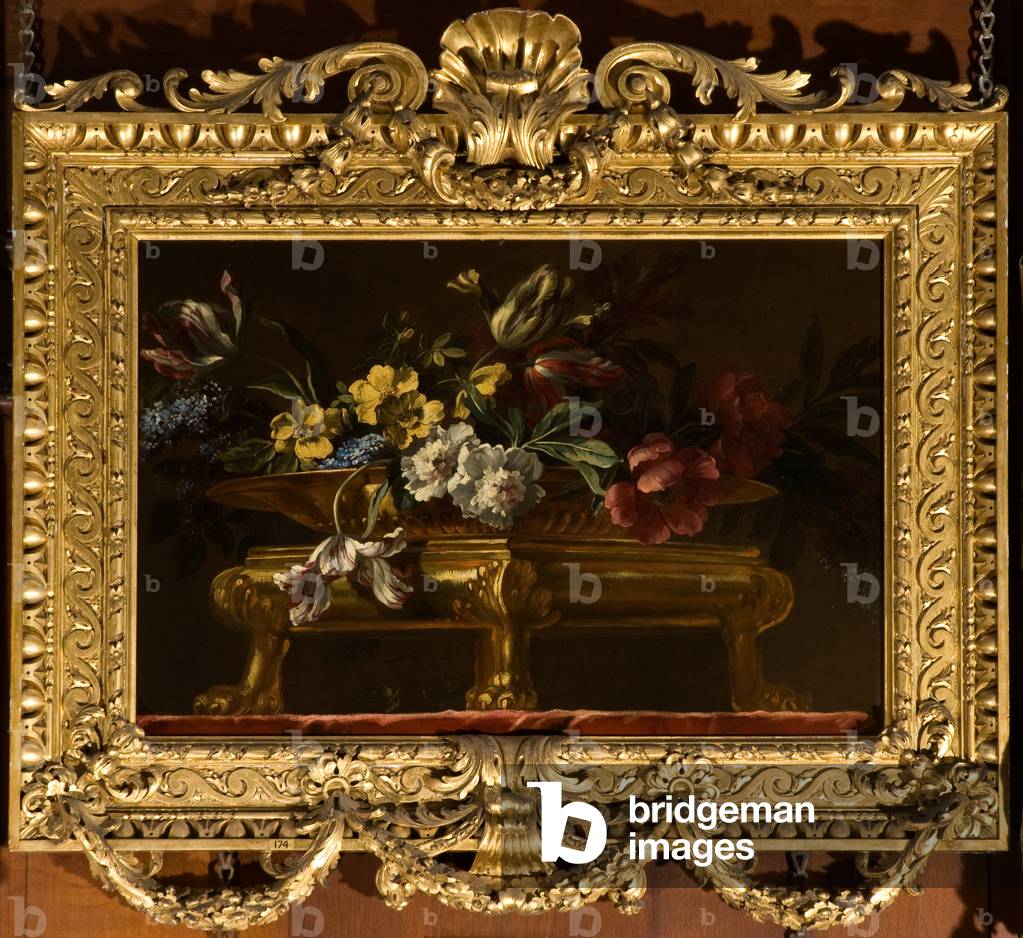 Blumen in einer flachen Schale auf einem vergoldeten vierbeinigen Ständer (Öl auf Leinwand)