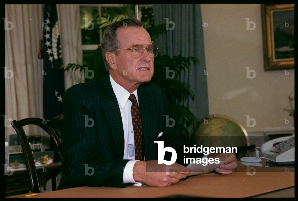 Image of President George Bush poses for photographers following an ...