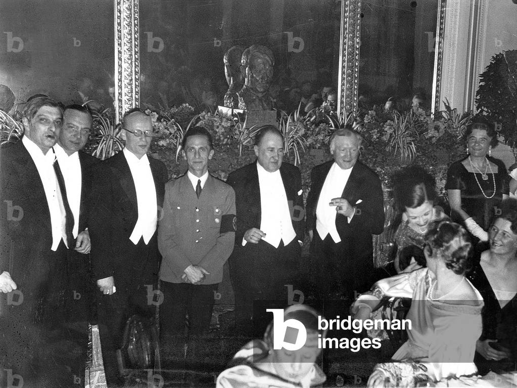 Immagine di Fotografia "Palla del Teatro di Stato Prussiano nel Kaiserhof" 1935, b/w