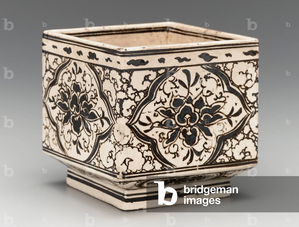 Square fire holder, 1780 (kenzan ware with lid) by Kenzan, Ogata (1663