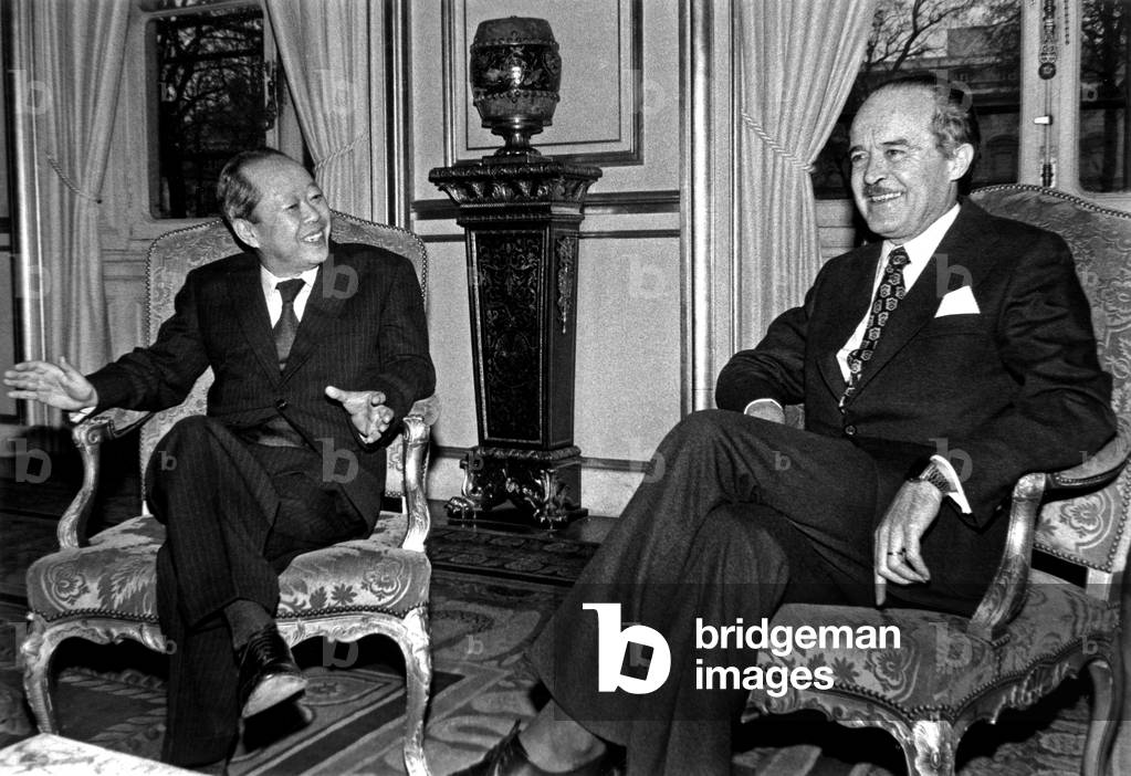 Immagine di Fotografia "Il Ministro degli Esteri francese Jean Sauvagnargues con i giapponesi Contrato Sig. Mi