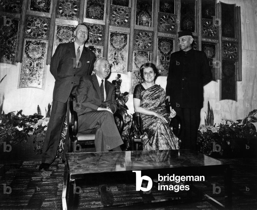 Immagine di Fotografia "Arthur Bottomley Harold Wilson Ganghi et Dr Jivraj Mehta" 1966 di Unknown photographer
