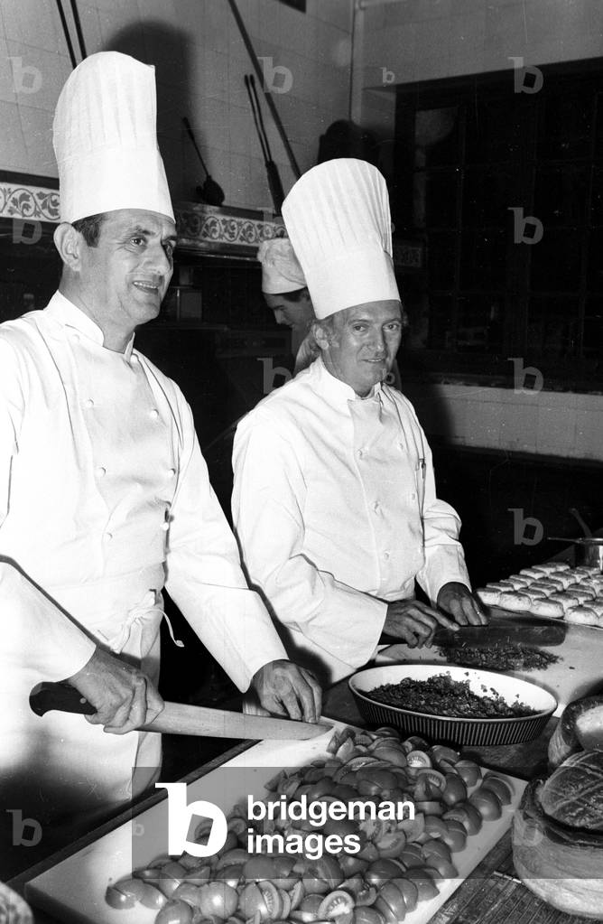 Immagine di Fotografia "Paul Bocuse e il pasticcere Gaston Lenotre preparano un pasto al castello di Breteuil"