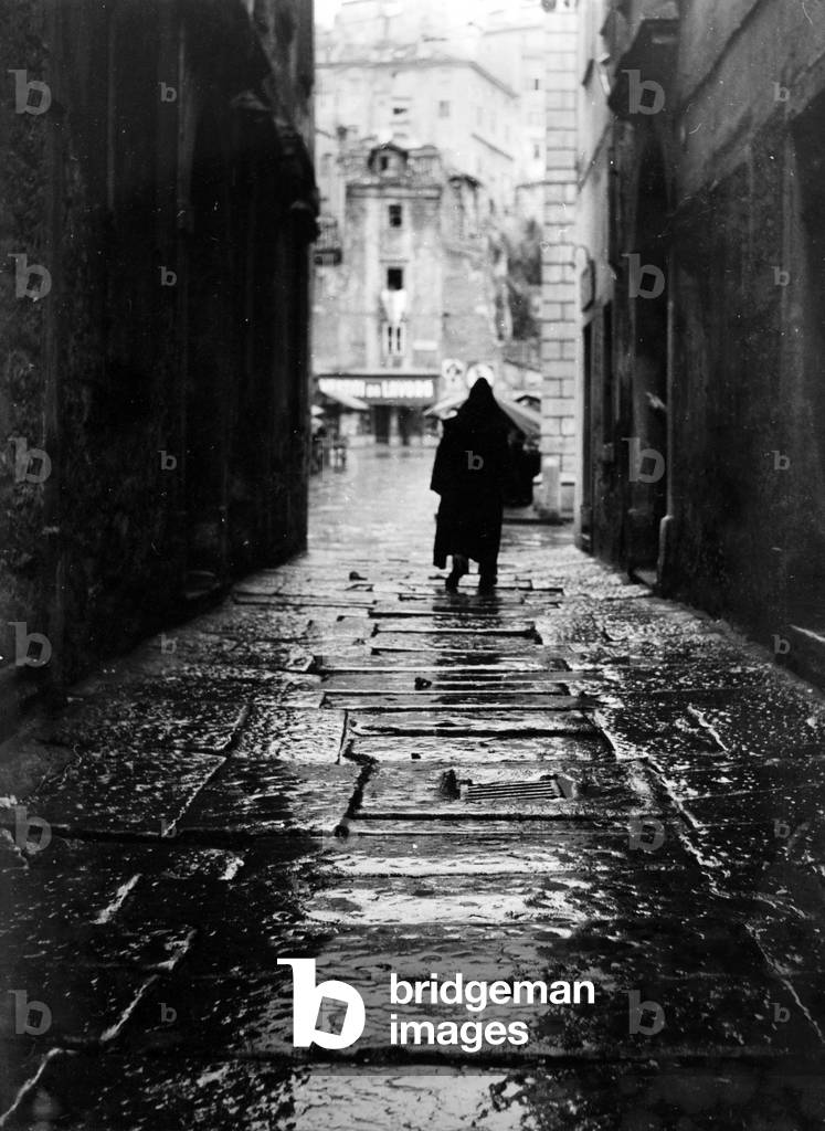 Scena di strada a Trieste (foto in b/n)