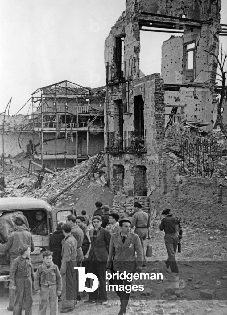 Immagine di Fotografia "Edifici distrutti a Madrid" 1939, b/w