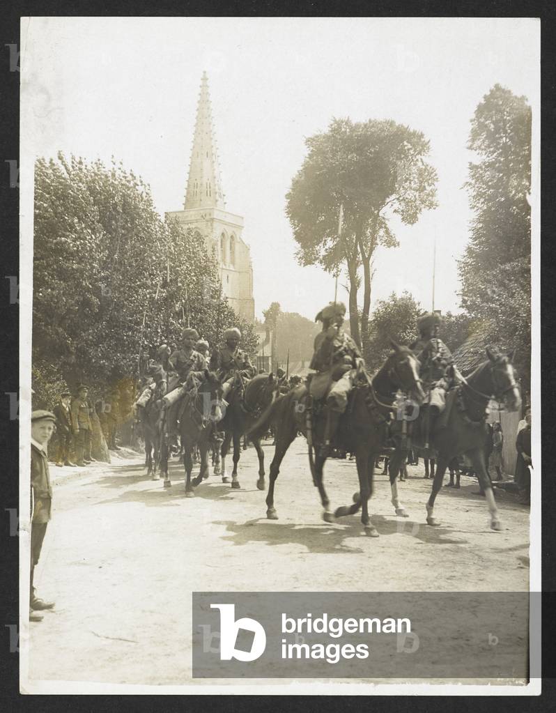 Cavalleria indiana e trasporto attraverso una città francese [Estrée Blanche], 25 luglio 1915