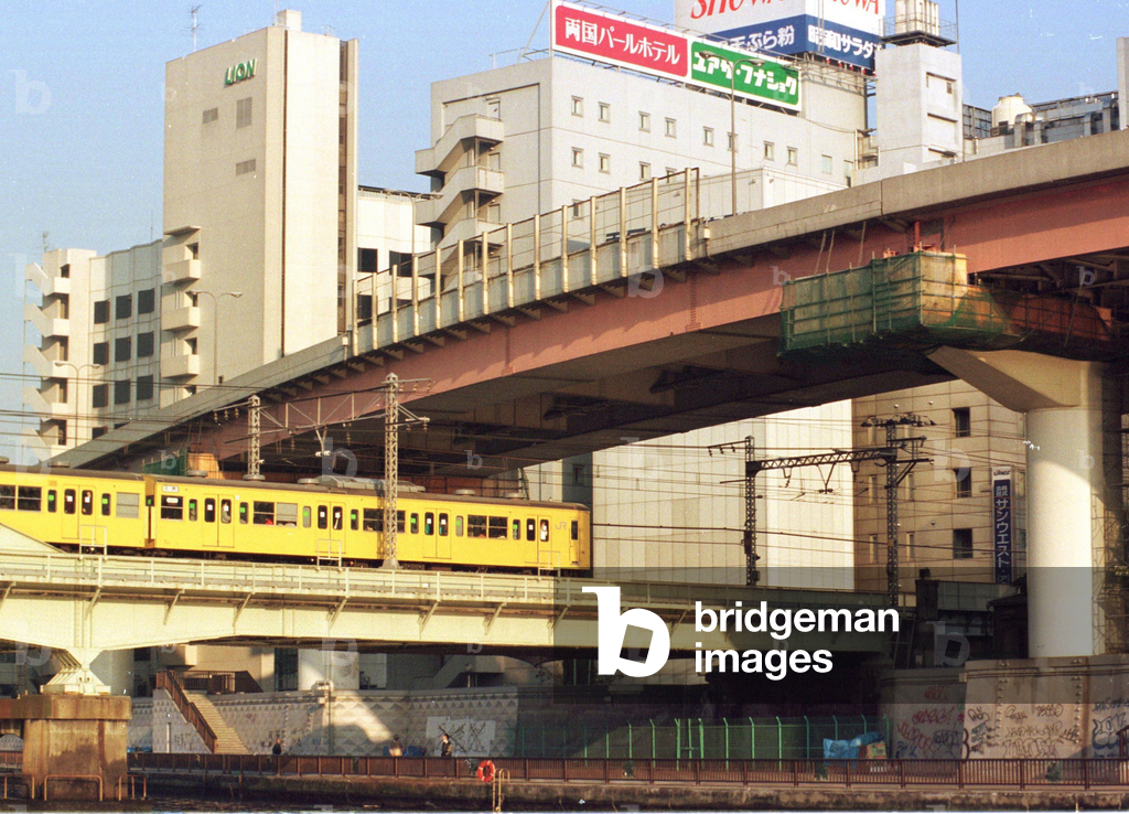 Immagine di Fotografia "Ponte levatoio e strada sopraelevata sul Sumida a Tokyo" 1999 di Kristina Eriksson