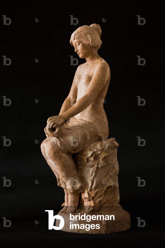 seduta ragazza dipinto terracotta