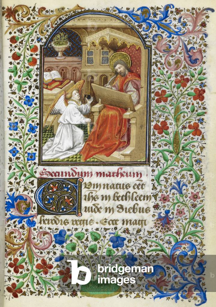 Miniatura di Matteo che scrive su una scrivania, mentre il suo simbolo, l'angelo, tiene per lui la sua pentola