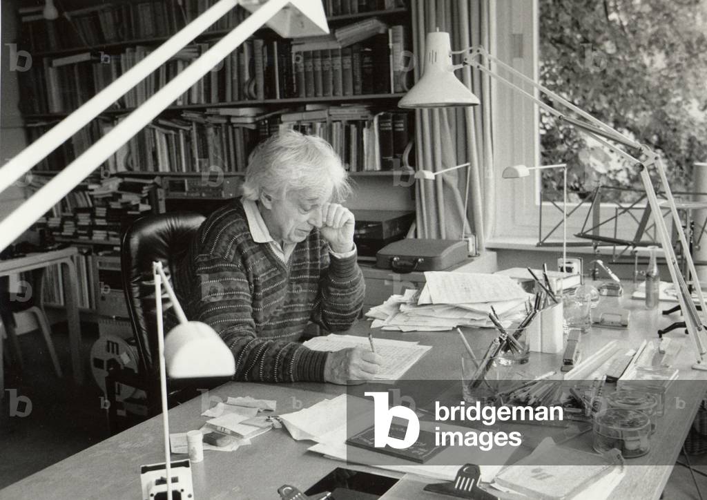 György Ligeti komponiert, 1990 (Foto)