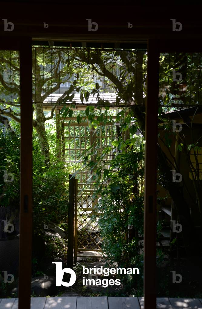 Traditionelles Fenster in Kajikaen, einem japanischen Gasthof außerhalb von Tokio (Foto)