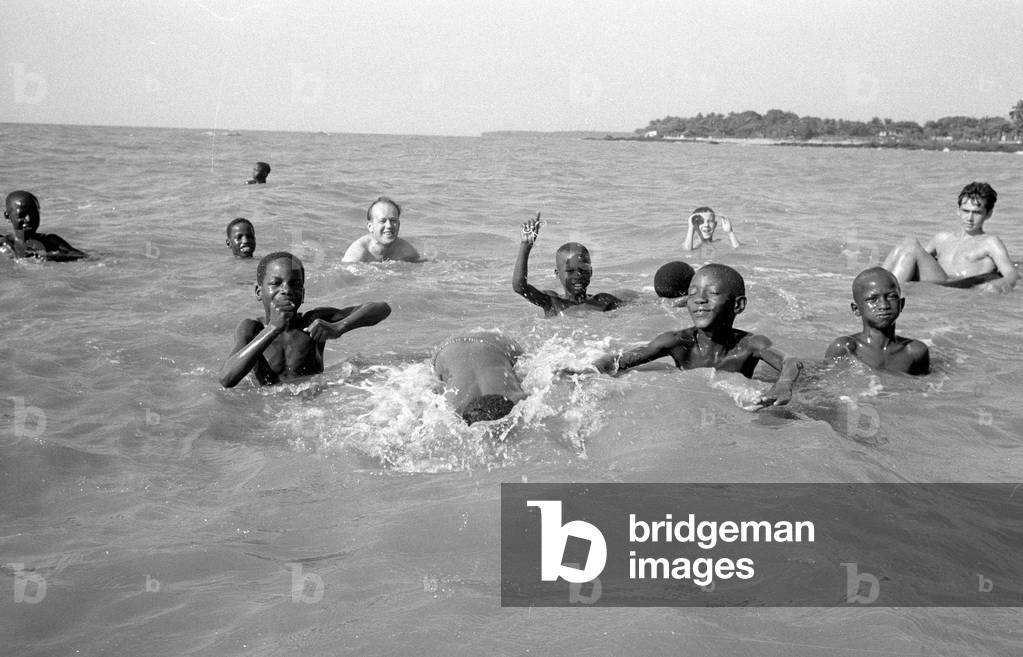 Bambini che fanno il bagno in Guinea, 1960 (foto b/n)