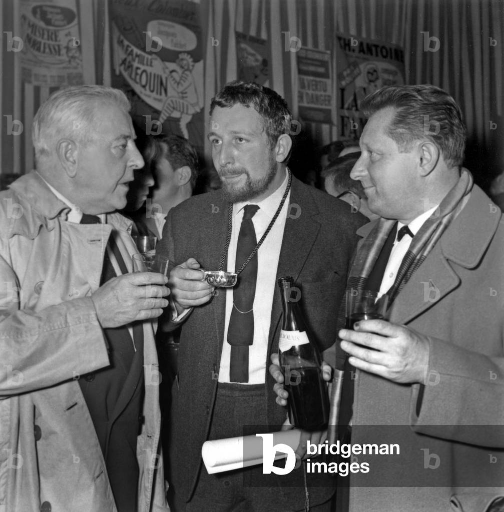 Immagine di Fotografia "Jacques Prevert e Jacques Fabri degustano il Beaujolais Nouveau c.1967" 1967 di René S