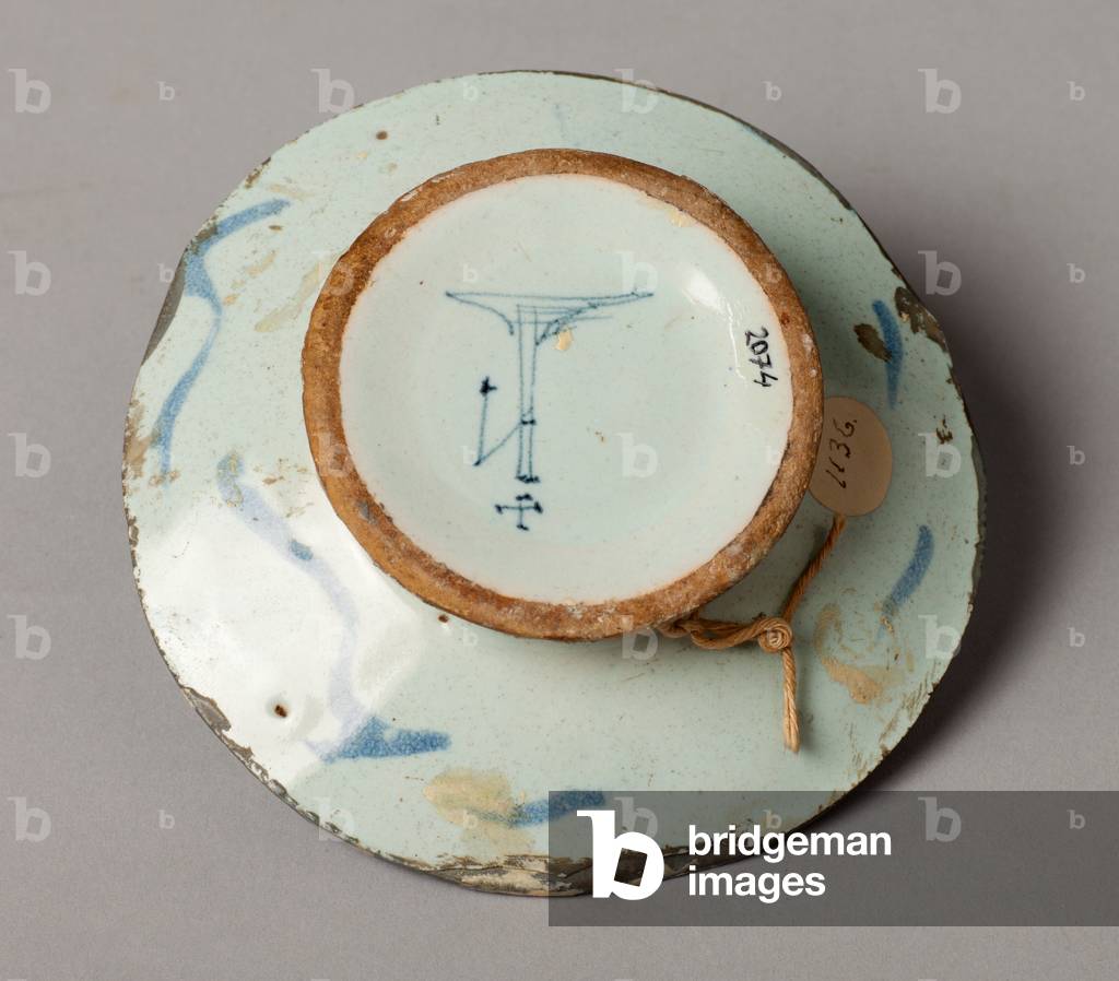 Un plat avec support. Travail en céramique. Numéro d'inventaire du musée : 2074.