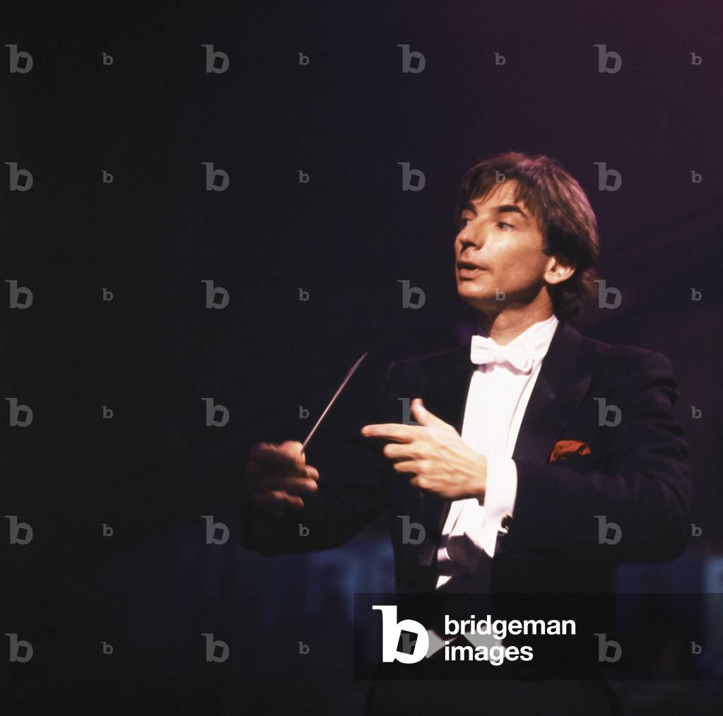"Michael Tilson - Thomas dirigiert 1990" von David Farrell