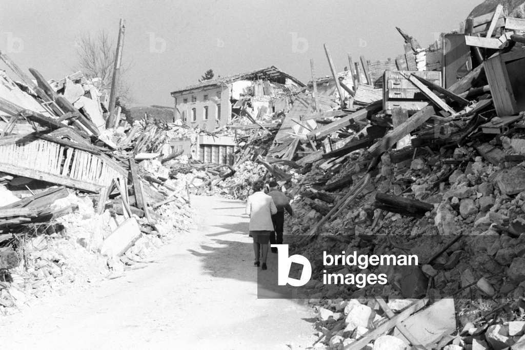 Residenti davanti alle case distrutte dopo il grave terremoto in Friuli, Italia..., 1976 (foto)