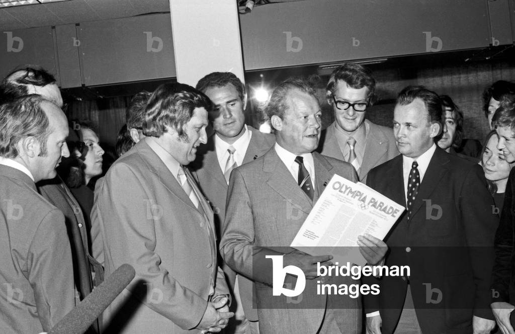 "Il cancelliere Willy Brandt e Willi Daume visitano il villaggio olimpico di Monaco 1972 e vengono introdotti 
