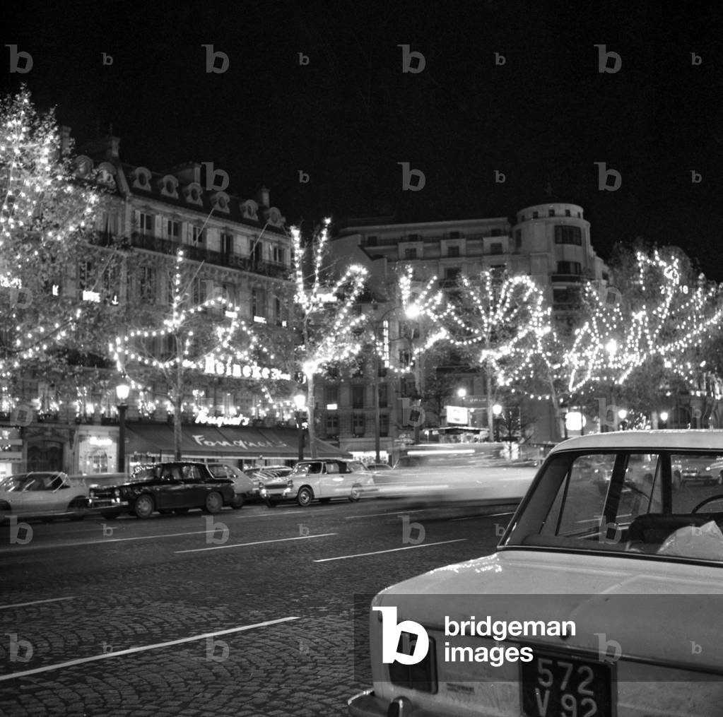Image of Photography depicting Paris by night 1976 by Giovanni Coruzzi, b/w