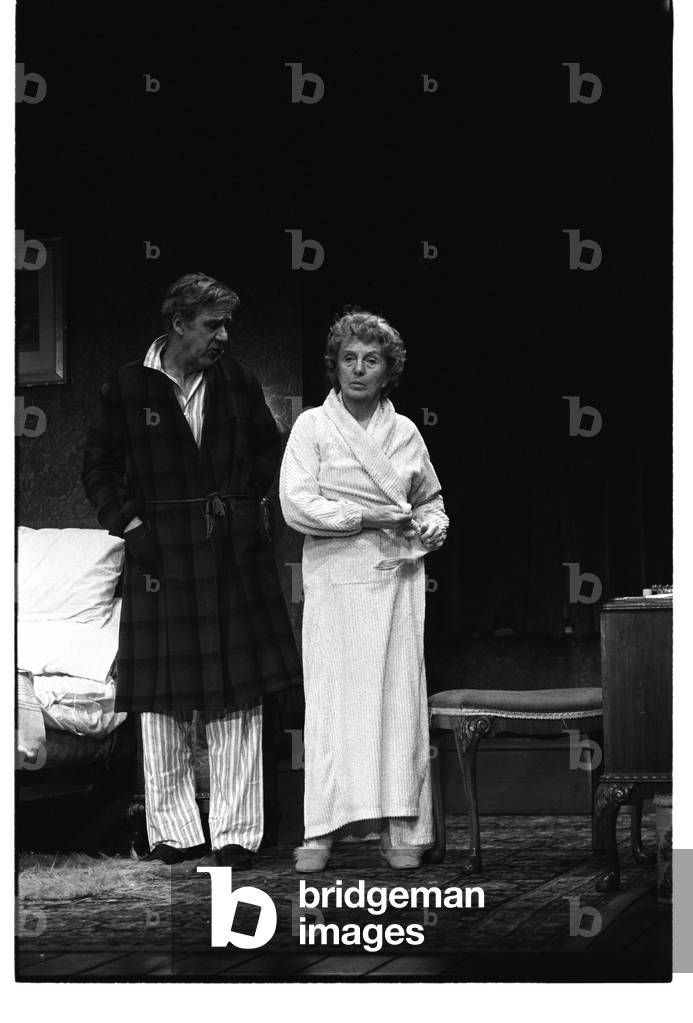 Bild von Fotografie "Schlafzimmer Farce" von John Haynes, b/w