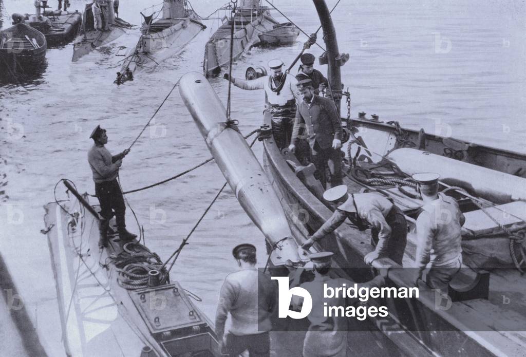 Immagine di Stampa "Trasferimento di siluri da una barca di rifornimento a un sottomarino britannico (foto b/n